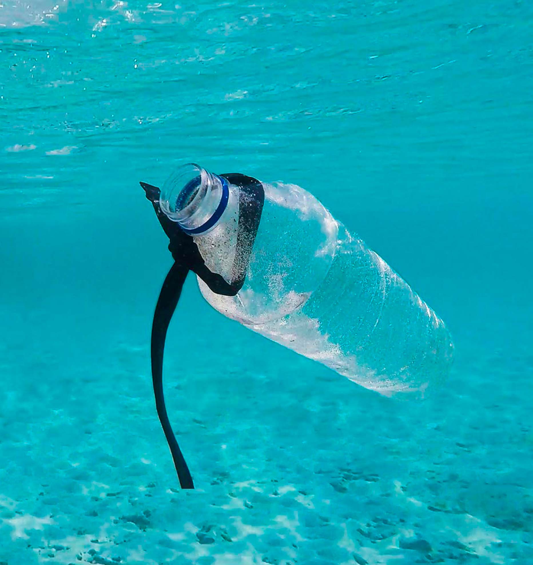 Botella plastica en el mar